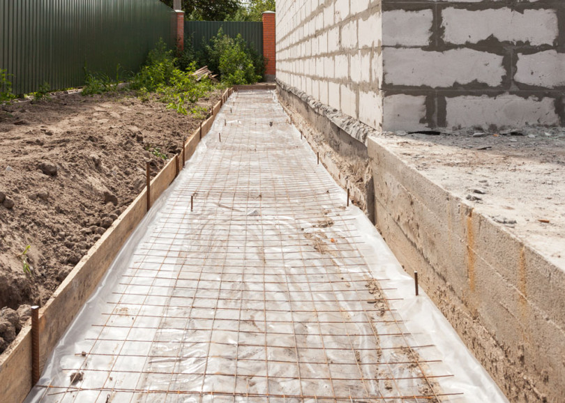 Неправильне вимощення біля дому Неправильне вимощення біля дому