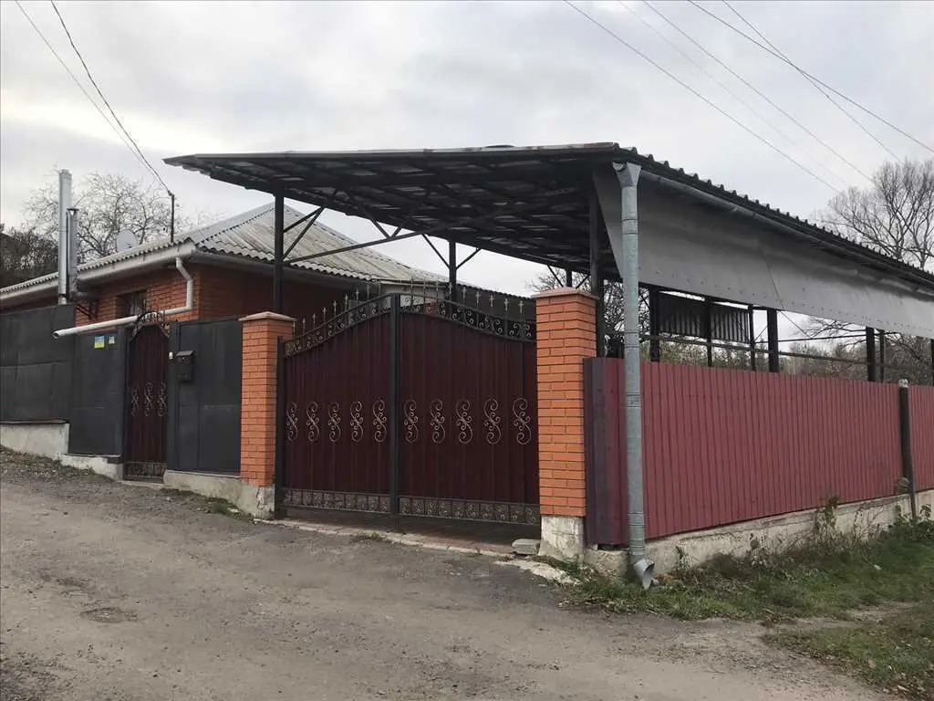 У продажу будинок в районі стадіону Ворскла