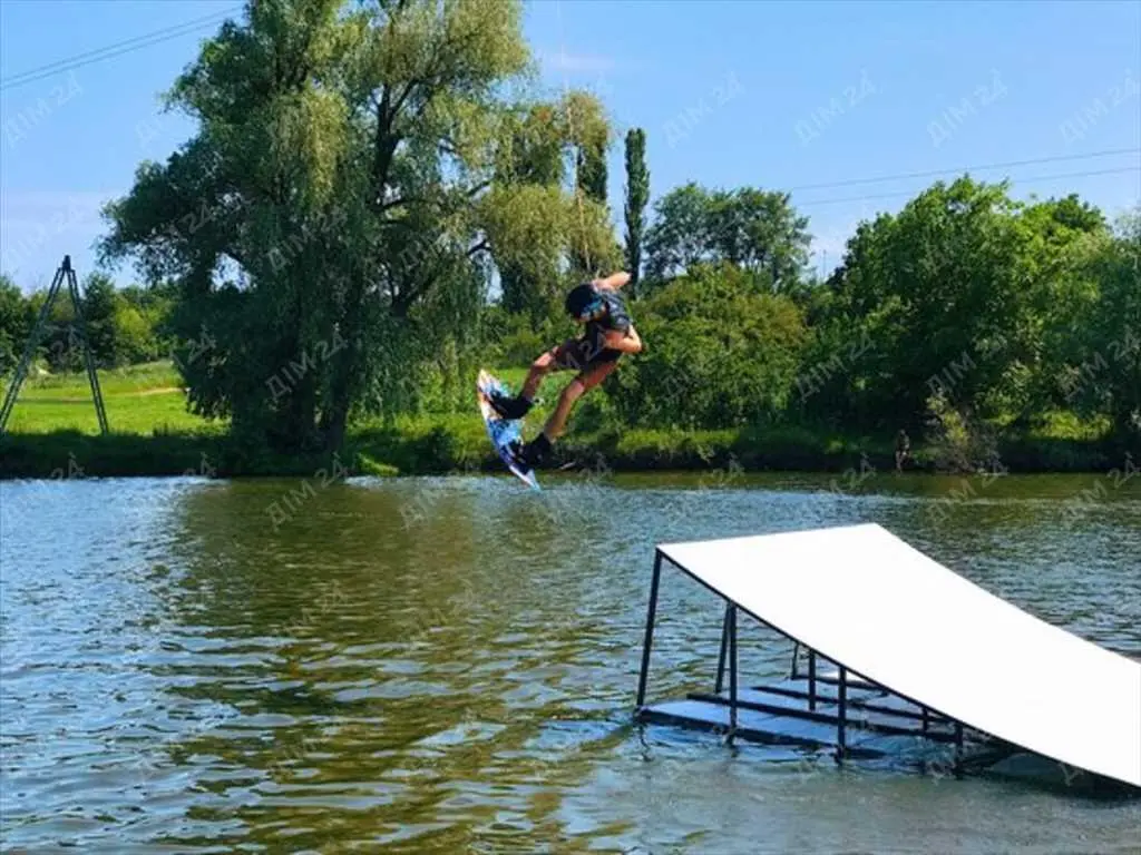 Нежитловий будинок з комунікаціями поруч з озером.