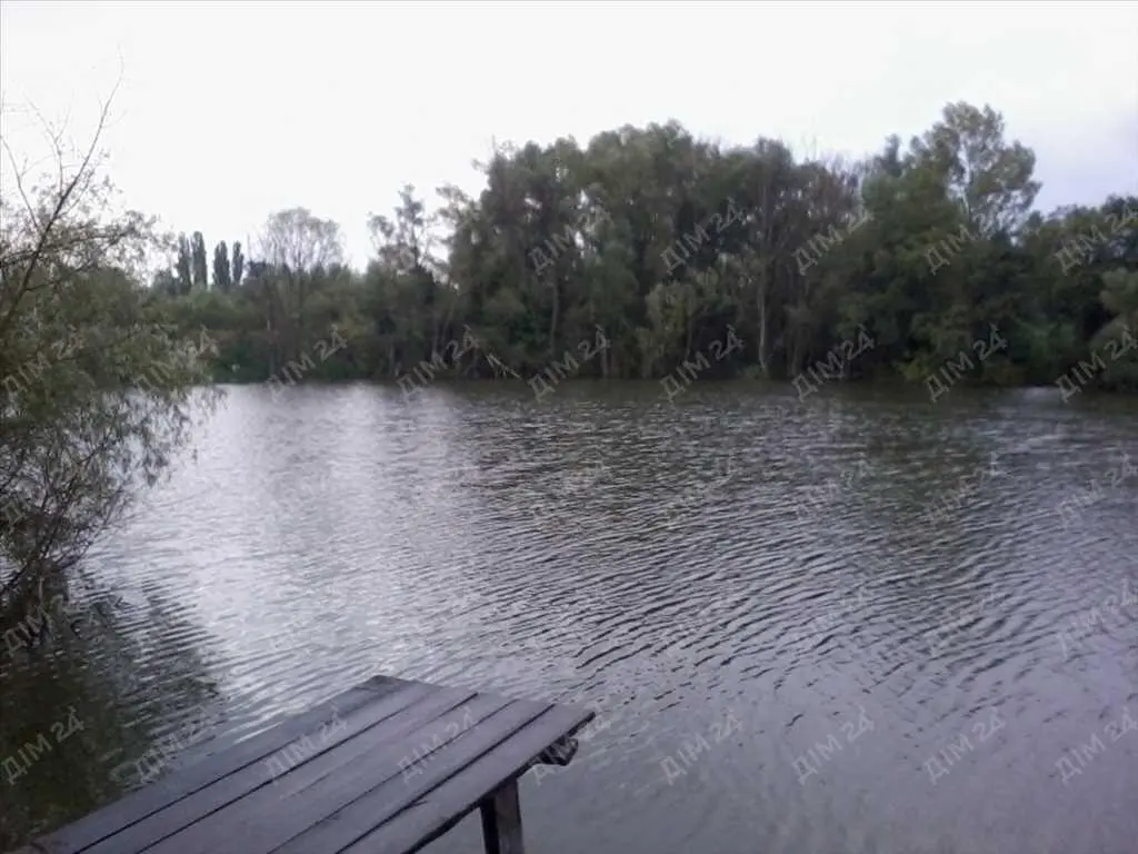 Нежитловий будинок з комунікаціями поруч з озером.