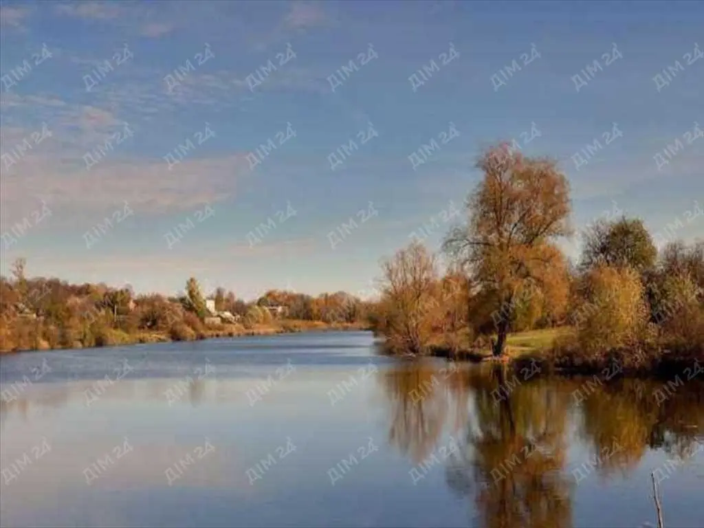 Нежитловий будинок з комунікаціями поруч з озером.