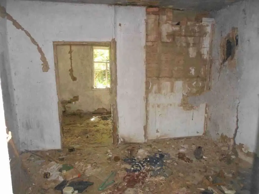 Нежитловий будинок з комунікаціями поруч з озером.