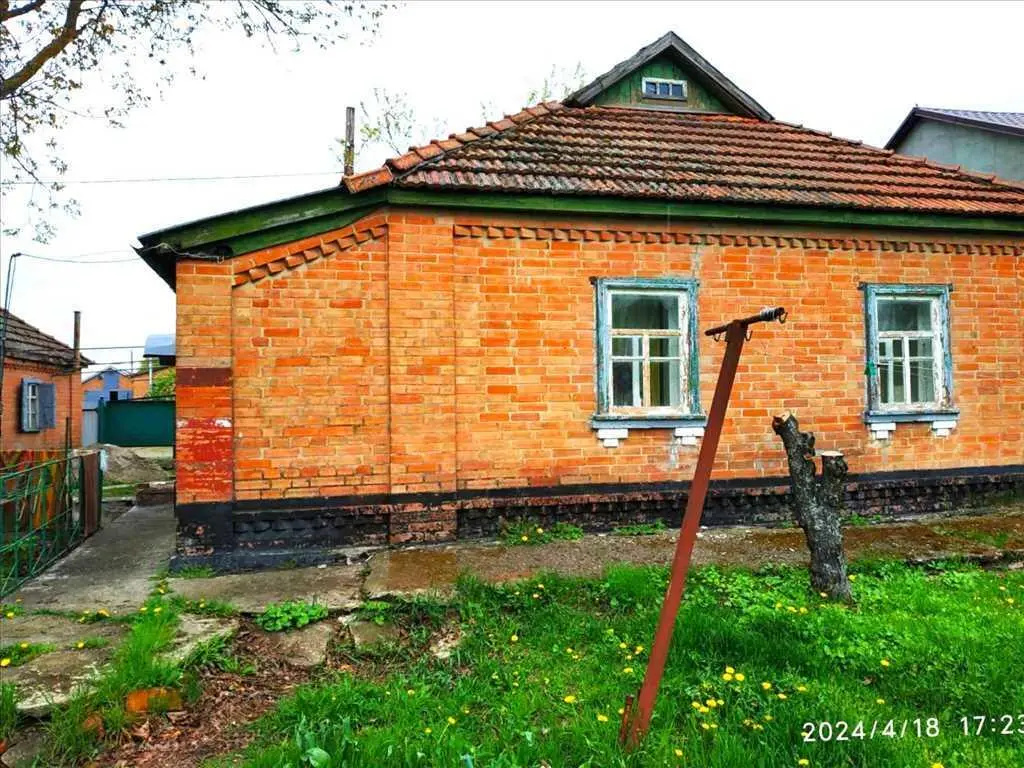 Цегляний будинок у мальовничому селі Головач