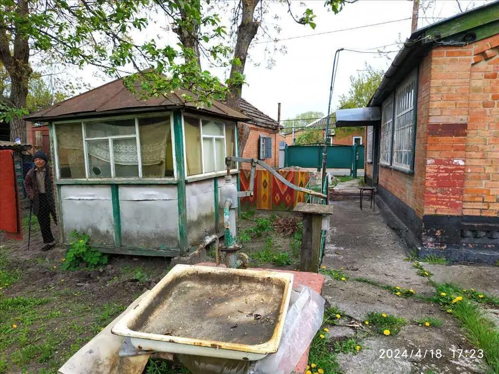 Цегляний будинок у мальовничому селі Головач