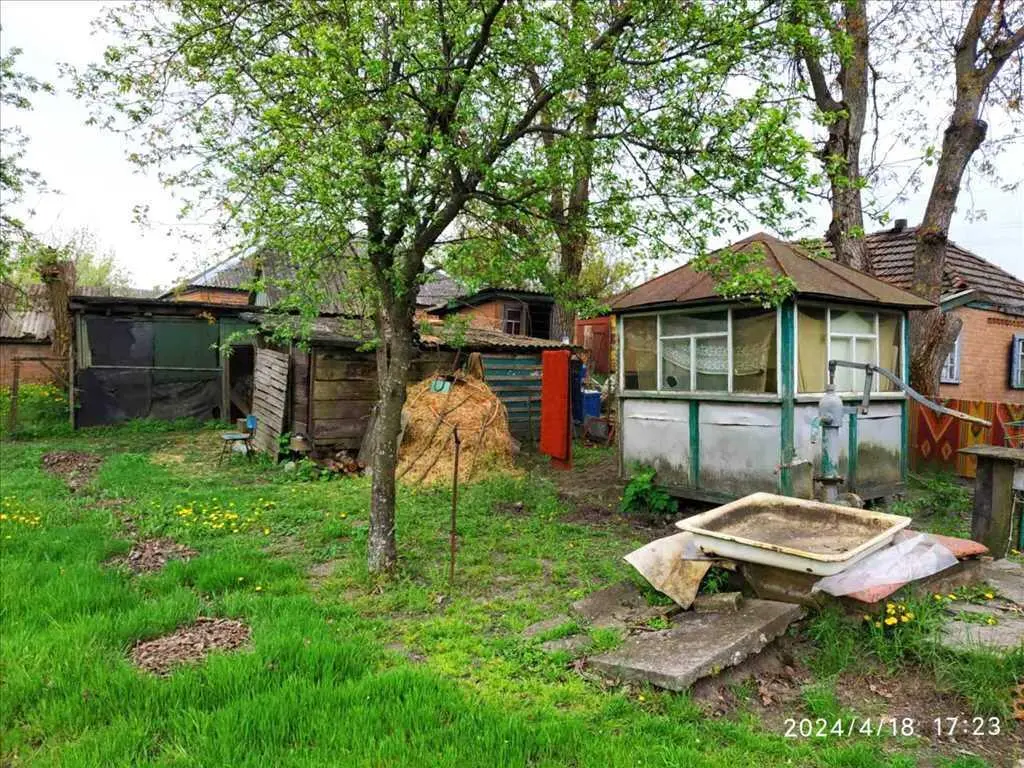 Цегляний будинок у мальовничому селі Головач