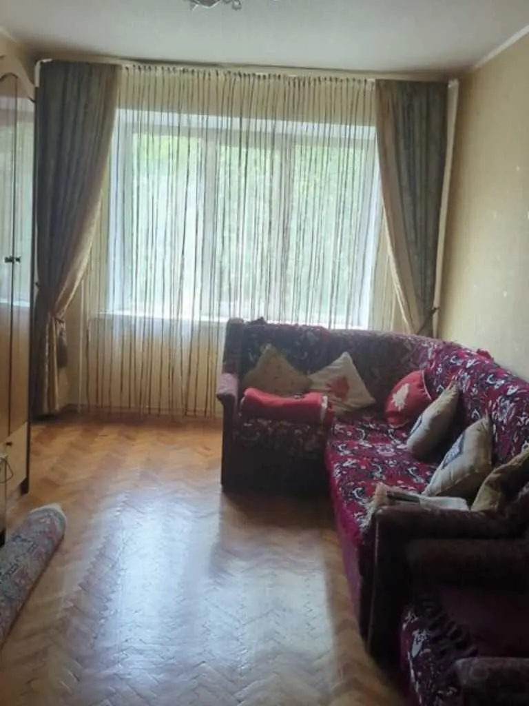 Продаж 3 кімнатної квартири на м-н Левада
