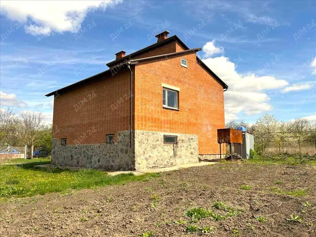 Будинок з виходом до ставка