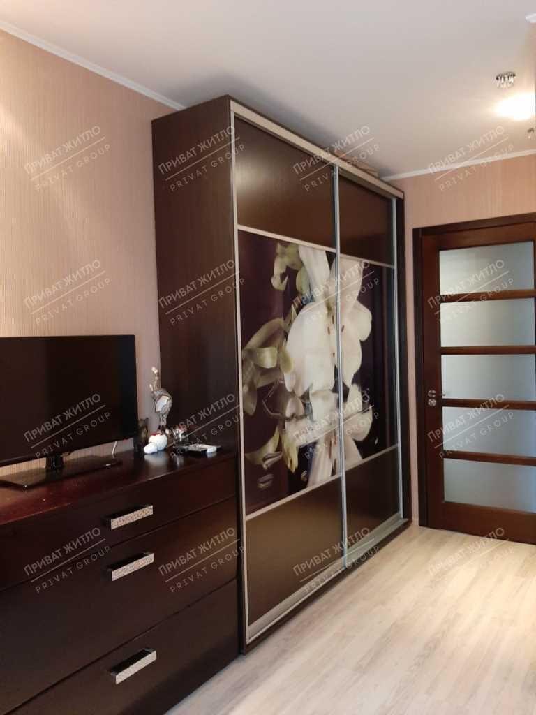 Розкішна трикімнатна квартира в новому цегляному будинку. 