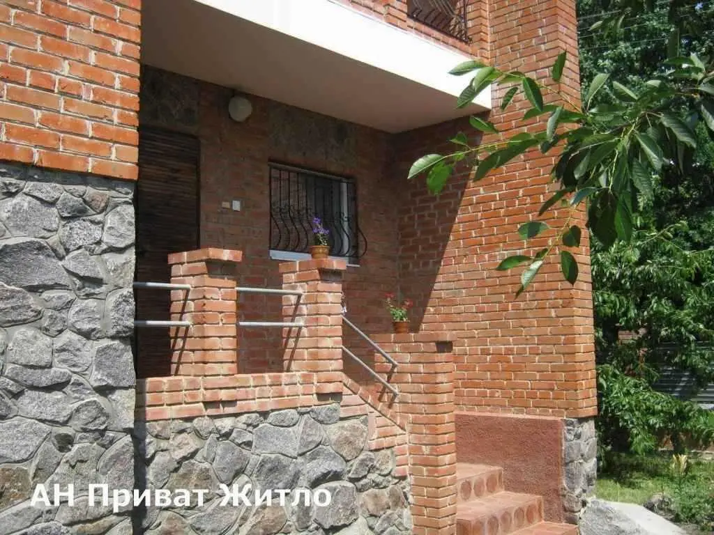 Будинок для великої сім`ї, Червоний Шлях