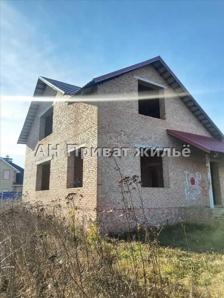 Кирпичный недостроенный дом  в районе Институте связи