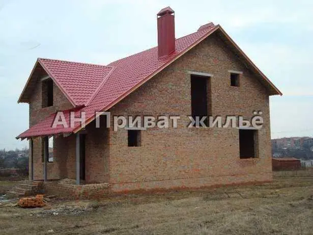 Кирпичный недостроенный дом  в районе Институте связи