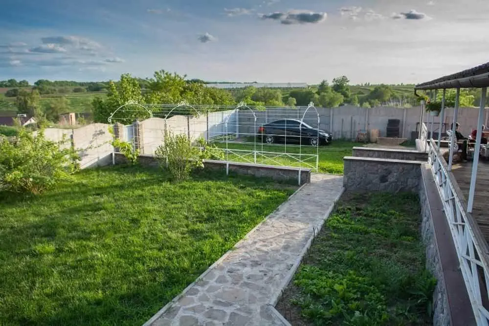 Унікальний будинок у Мильцях з доглянутою ділянкою 15 соток