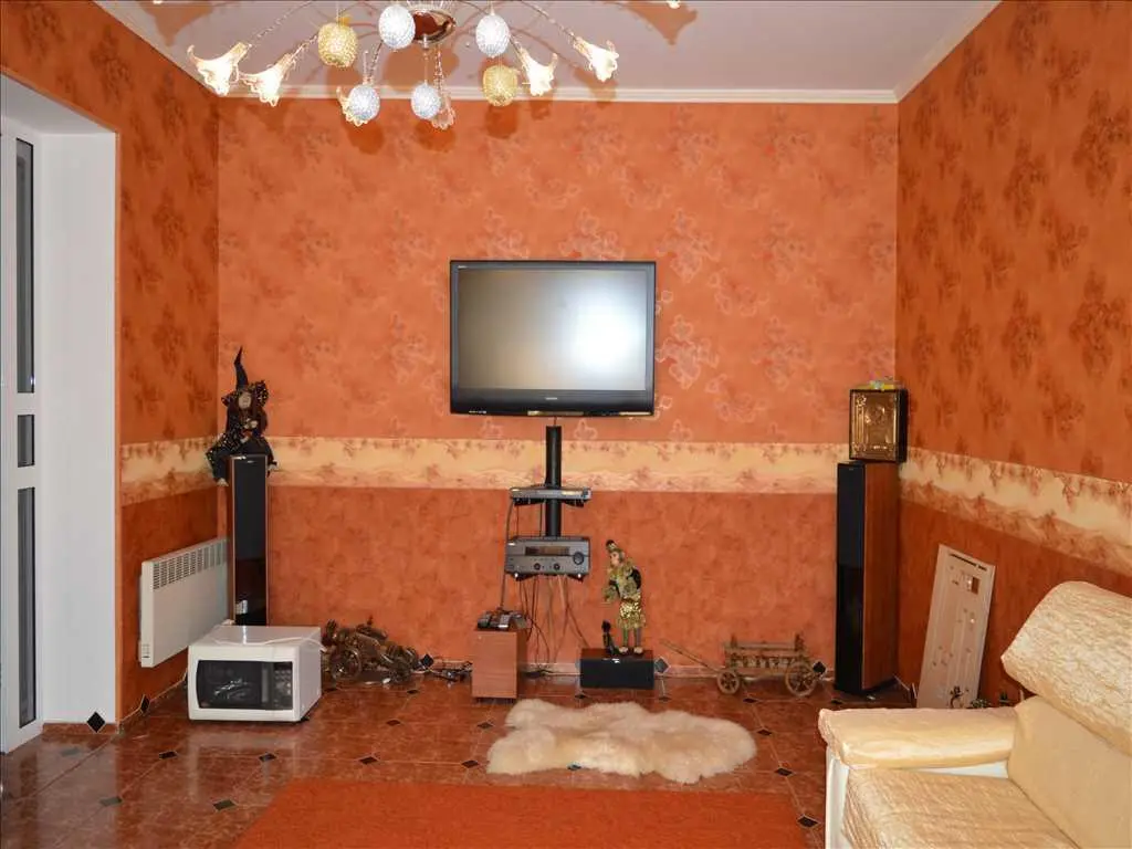 Добротний цегляний будинок на Червоному Шляху