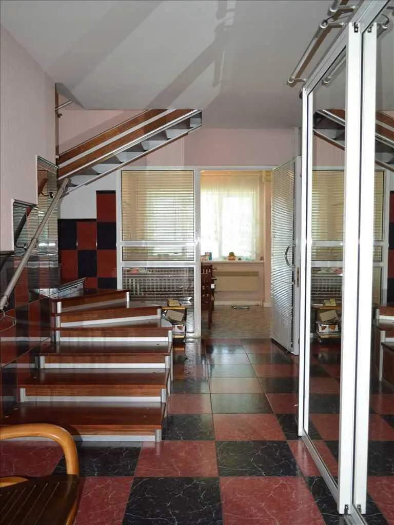 Добротний цегляний будинок на Червоному Шляху