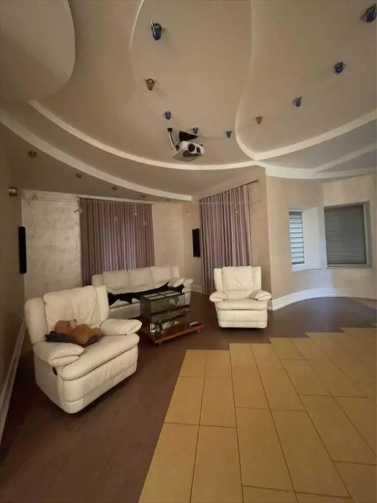 Неймовірний будинок неподалік ТЦ "Конкорд"