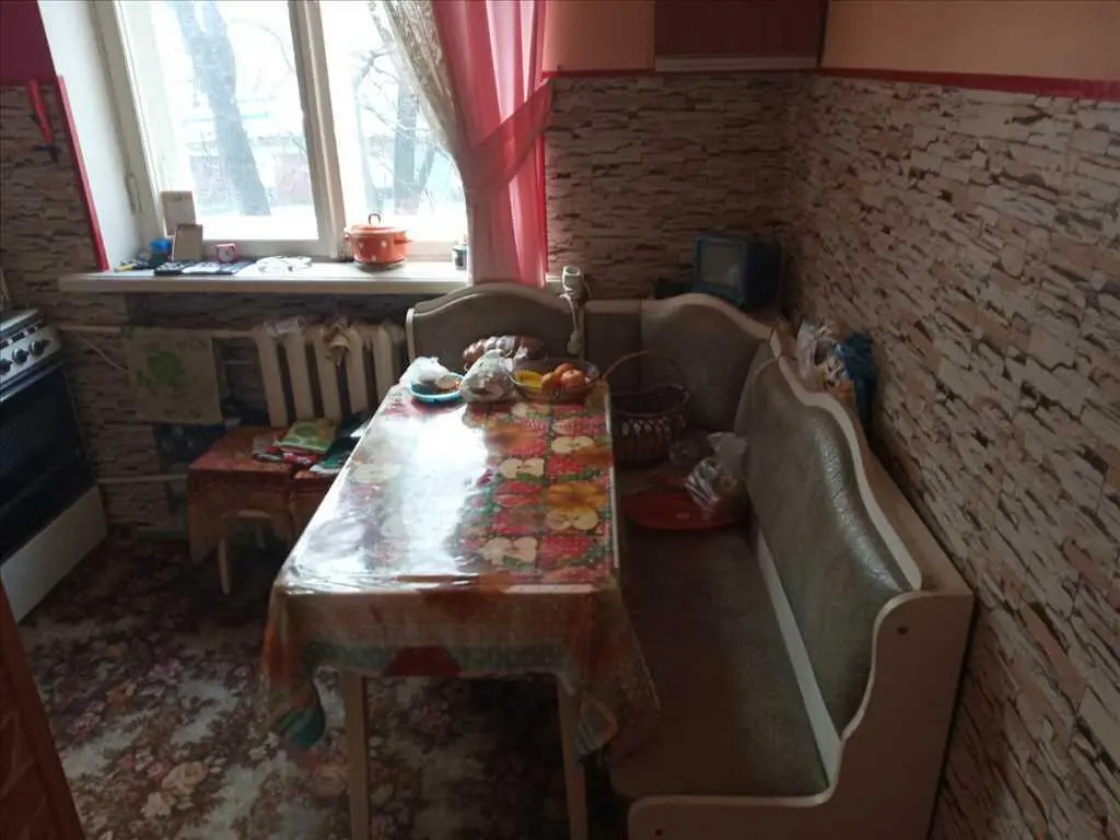 Трикімнатна "сталінка" в Авіамістечку