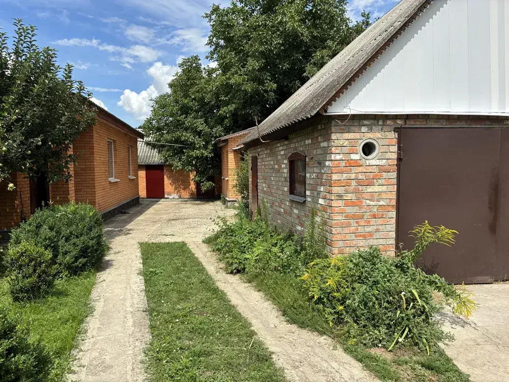 Продається сучасний цегляний будинок у Мачухах - готовий до комфортного життя!
