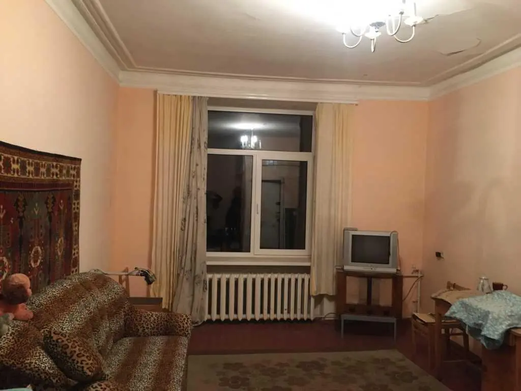  Продаж 3 кімнати з 4 -х кімнатноі квартири «сталінка»