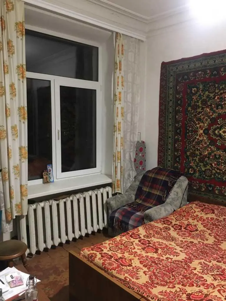  Продаж 3 кімнати з 4 -х кімнатноі квартири «сталінка»