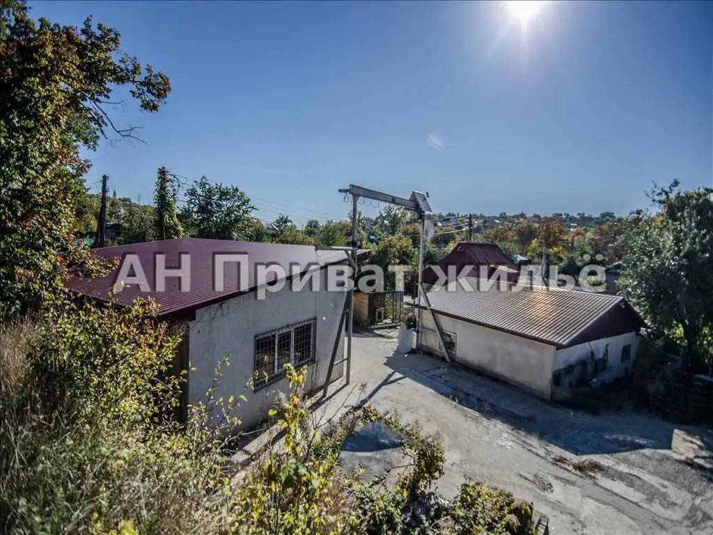 Продаж будинку з великою ділянкою в місті