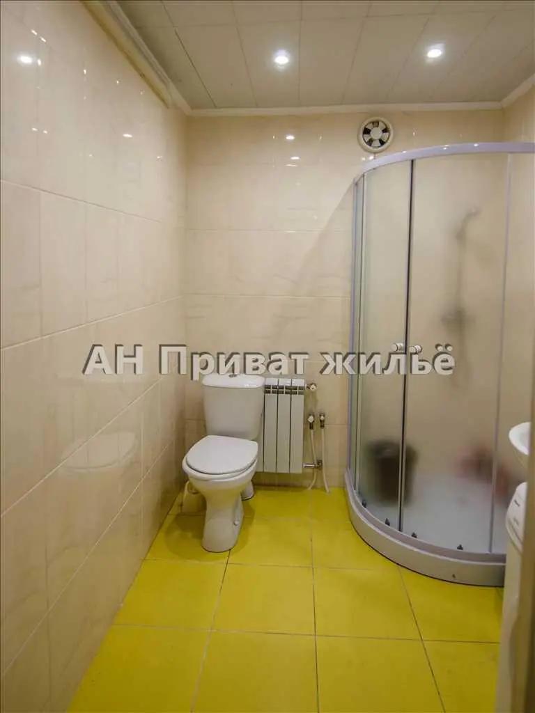 Продаж будинку з великою ділянкою в місті