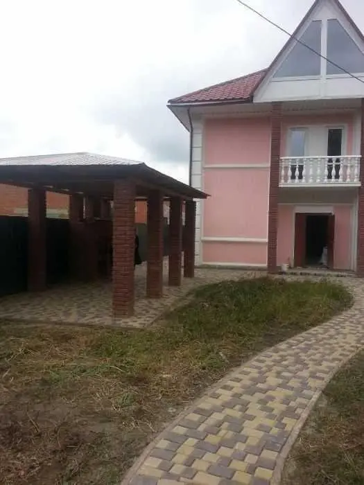 Великий будинок-дуплекс 2013 року побудови