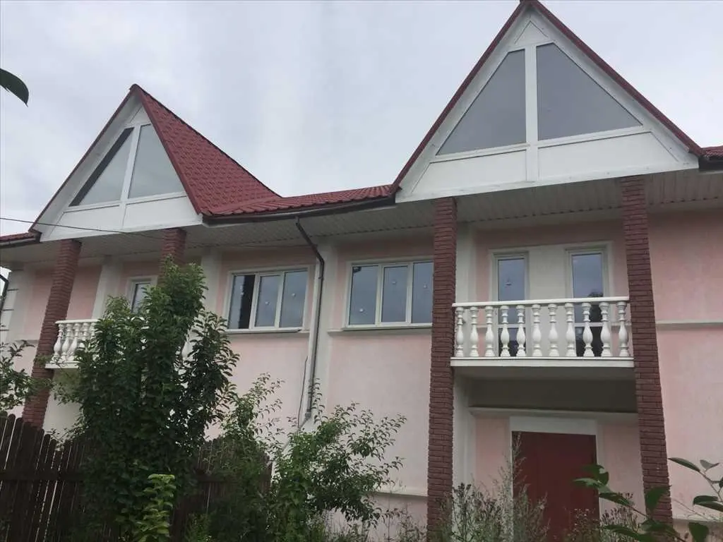 Великий будинок-дуплекс 2013 року побудови