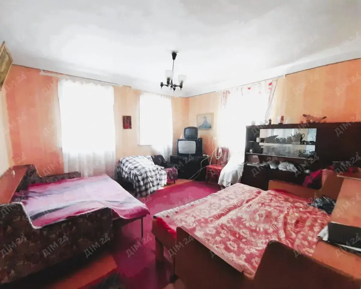 с. Дубина. Будинок в оточенні соснового лісу. 