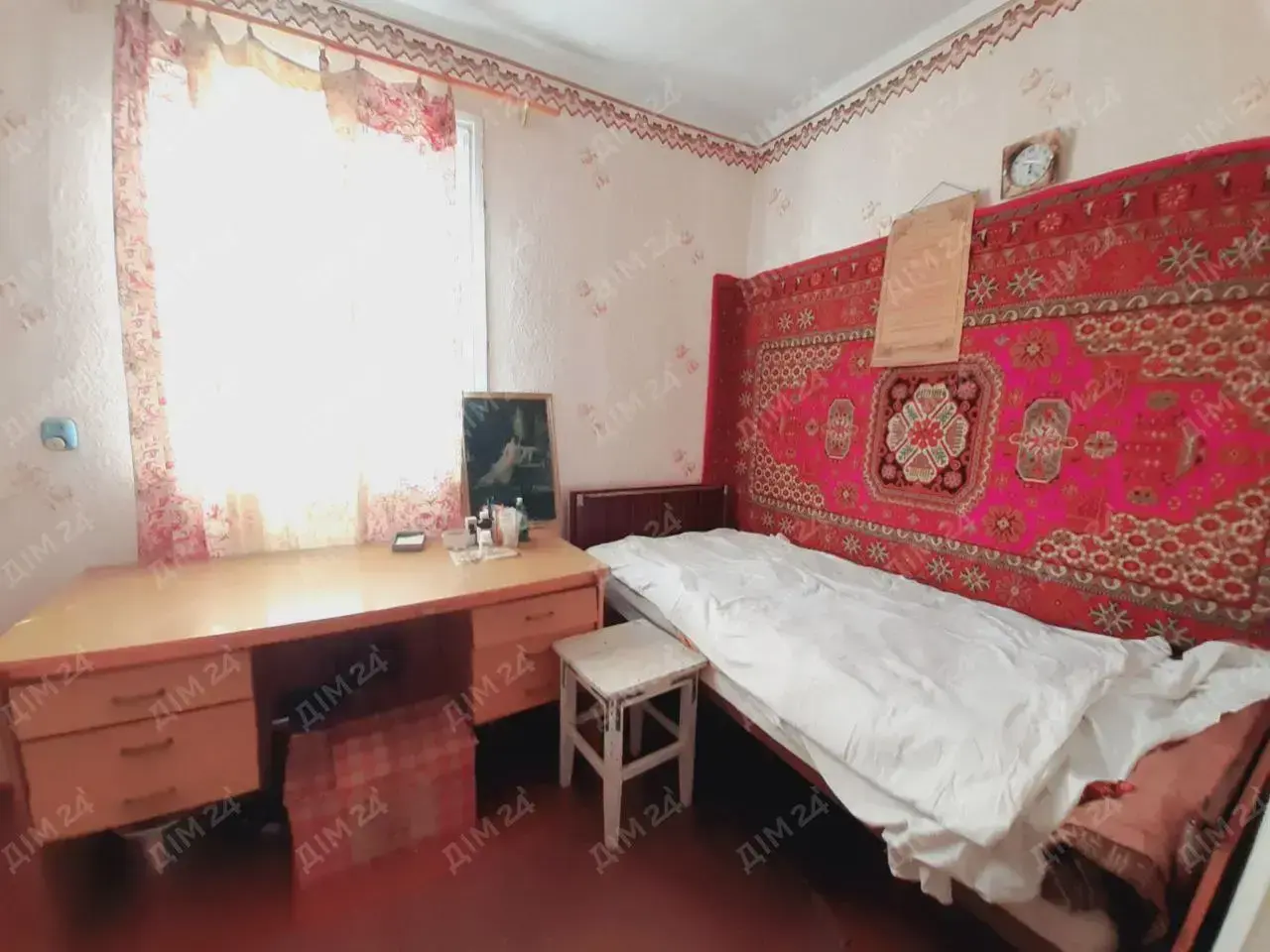 с. Дубина. Будинок в оточенні соснового лісу. 