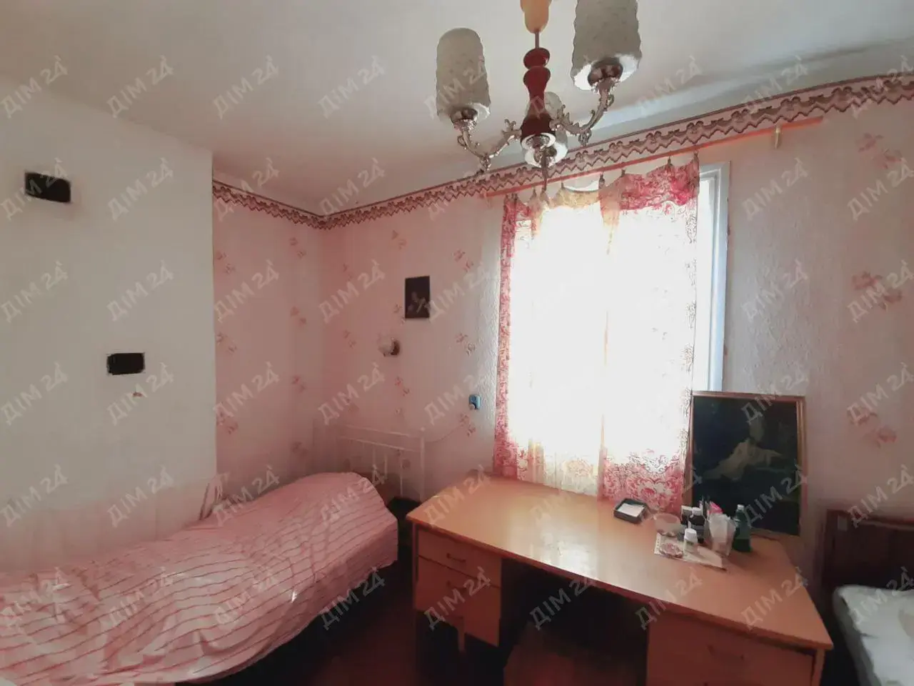 с. Дубина. Будинок в оточенні соснового лісу. 