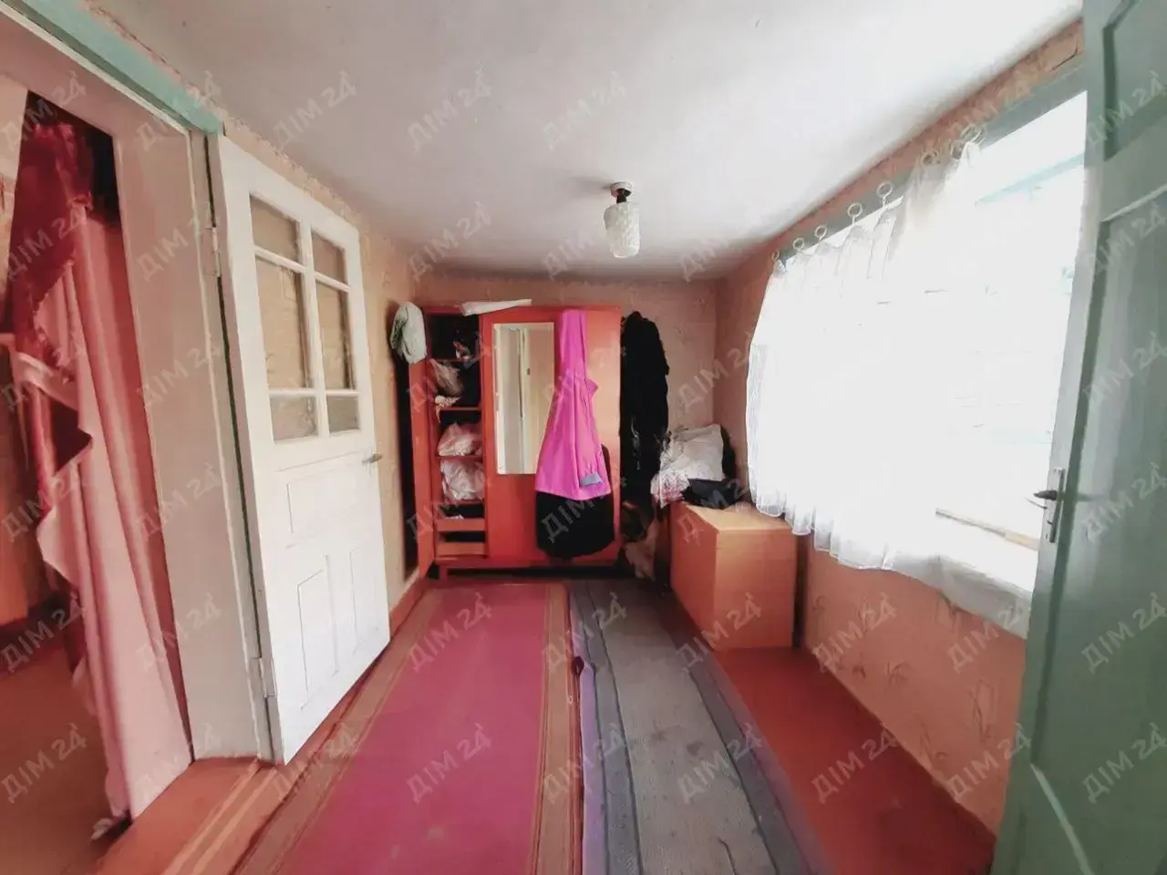 с. Дубина. Будинок в оточенні соснового лісу. 