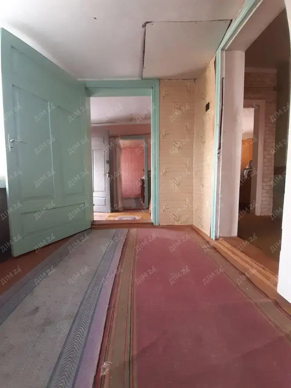 с. Дубина. Будинок в оточенні соснового лісу. 