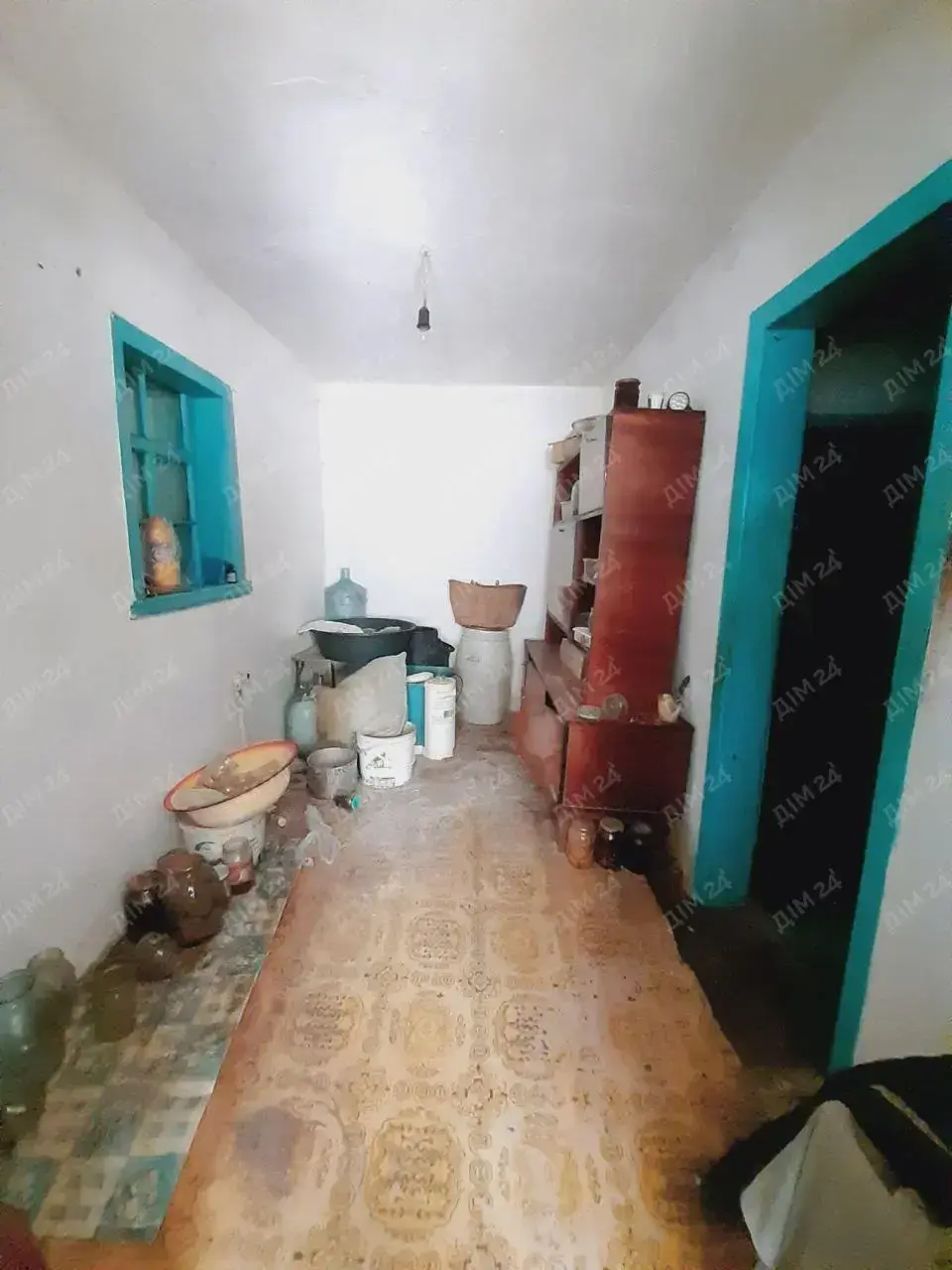 с. Дубина. Будинок в оточенні соснового лісу. 