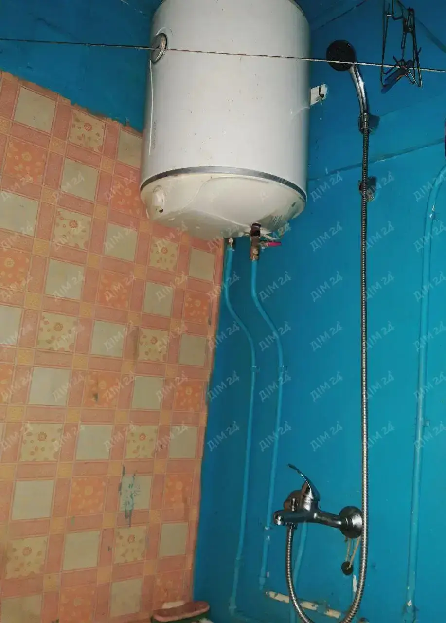 с. Дубина. Будинок в оточенні соснового лісу. 