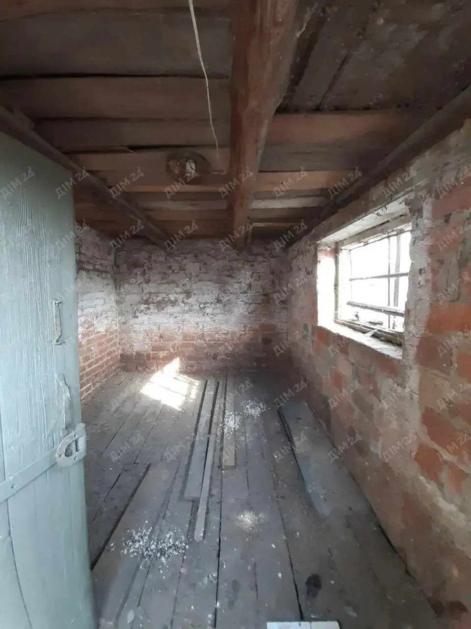 с. Дубина. Будинок в оточенні соснового лісу. 