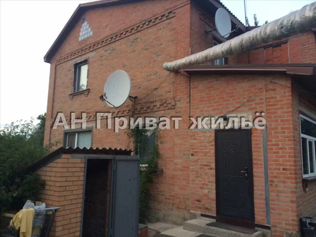 Добротний цегляний будинок у Рибцях