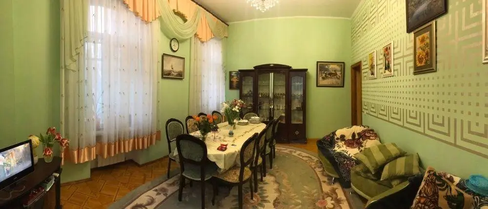 Чотирикімнатна квартира в центрі з сауною!