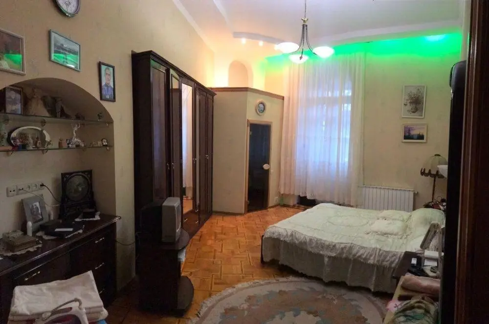 Чотирикімнатна квартира в центрі з сауною!