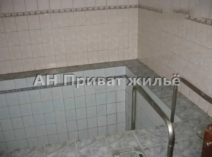 Просторий будинок у передмісті Полтави