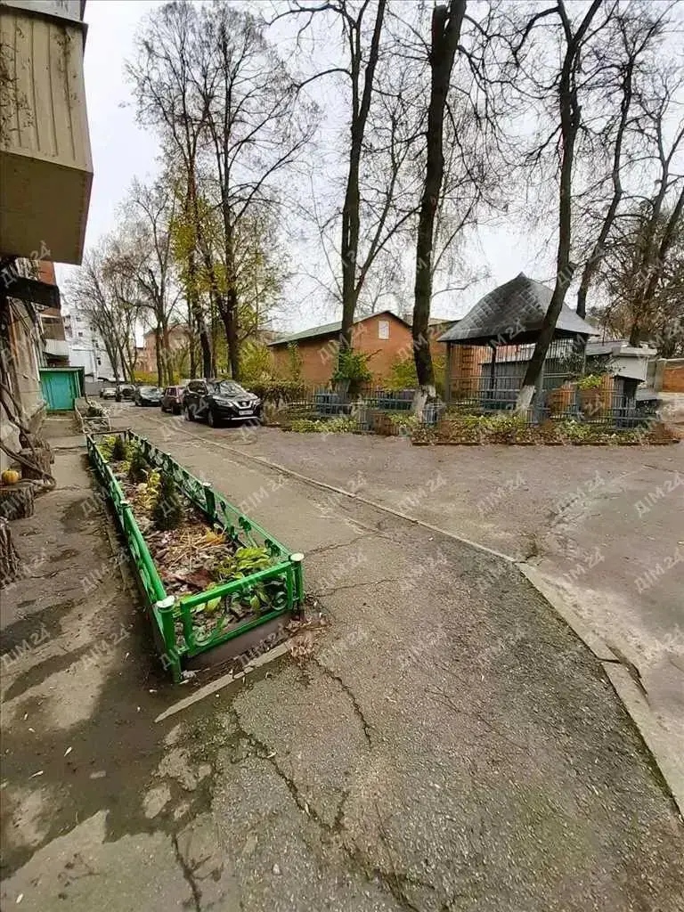 Центр.Трикімнатна сталінка з індивідуальним опаленням.  