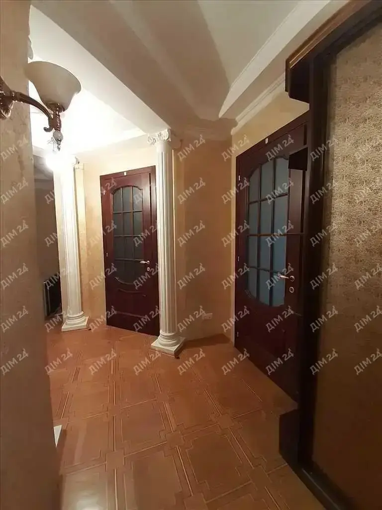 Центр.Трикімнатна сталінка з індивідуальним опаленням.  