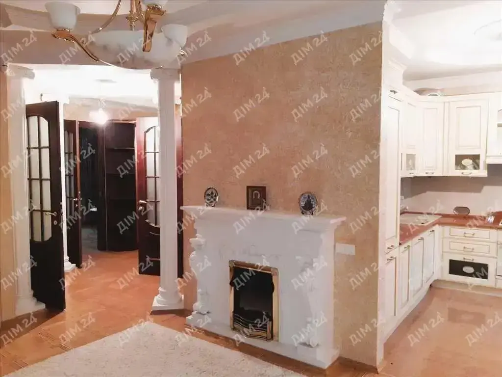 Центр.Трикімнатна сталінка з індивідуальним опаленням.  