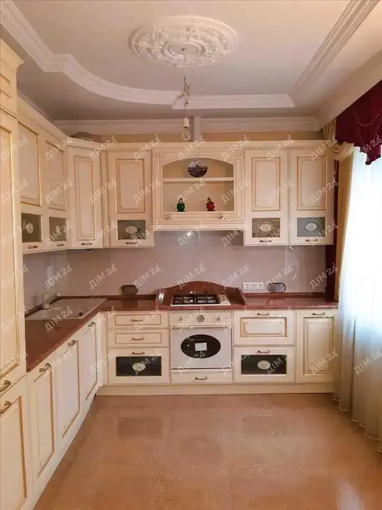 Центр.Трикімнатна сталінка з індивідуальним опаленням.  