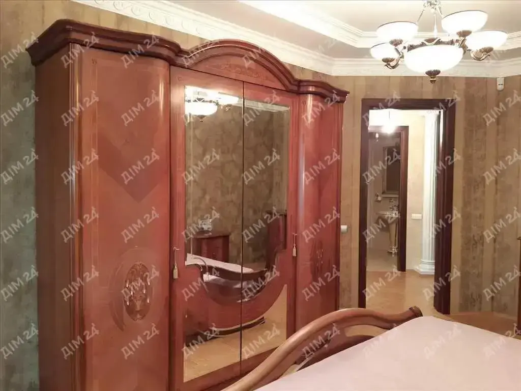 Центр.Трикімнатна сталінка з індивідуальним опаленням.  