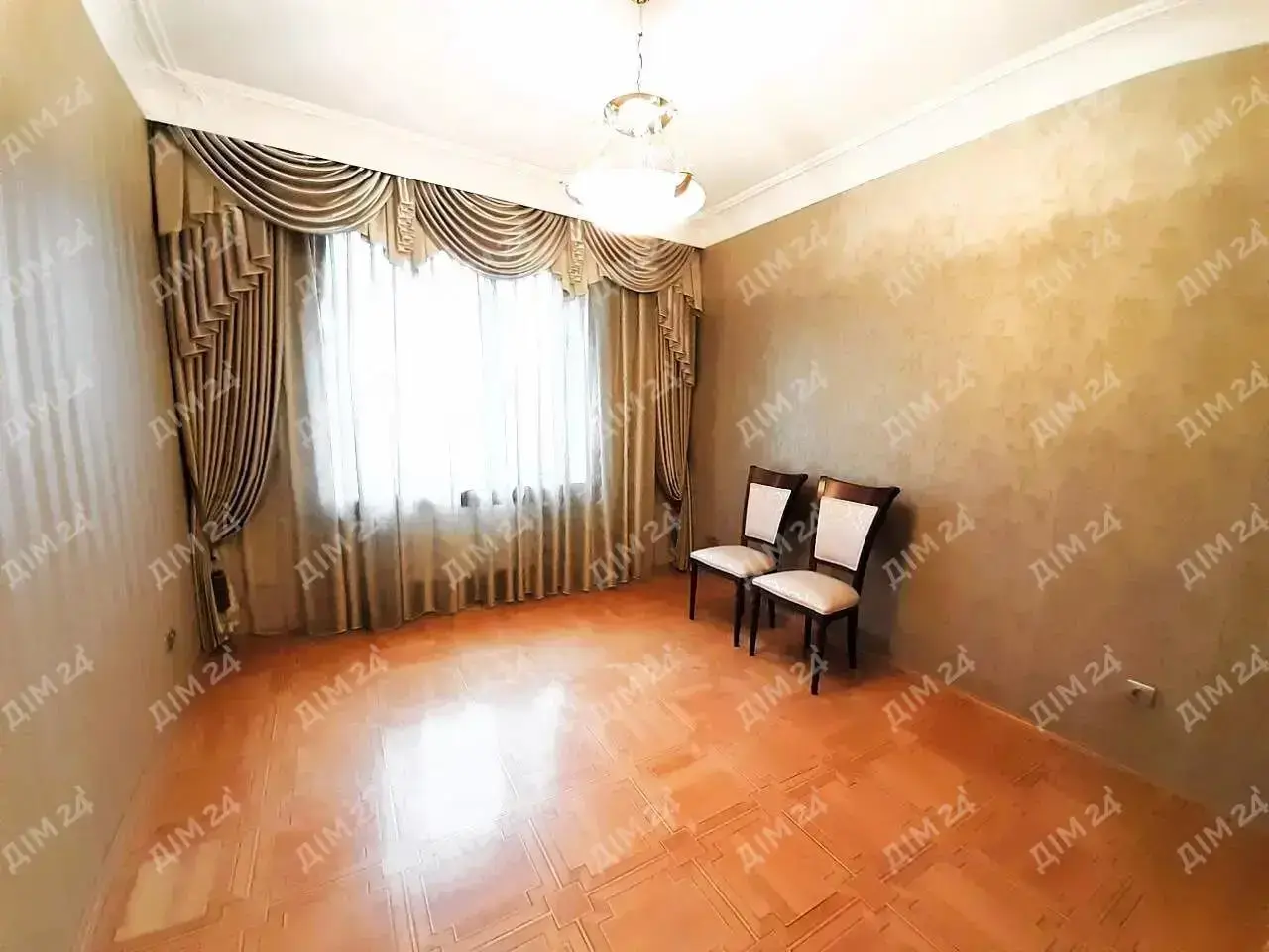 Центр.Трикімнатна сталінка з індивідуальним опаленням.  