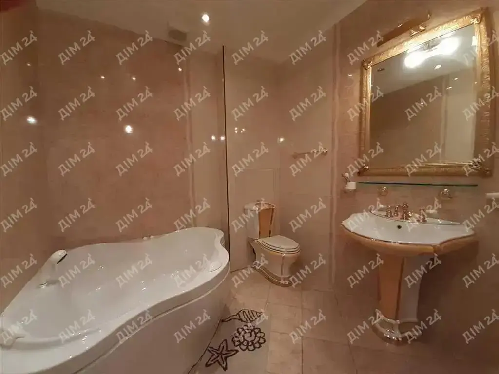 Центр.Трикімнатна сталінка з індивідуальним опаленням.  