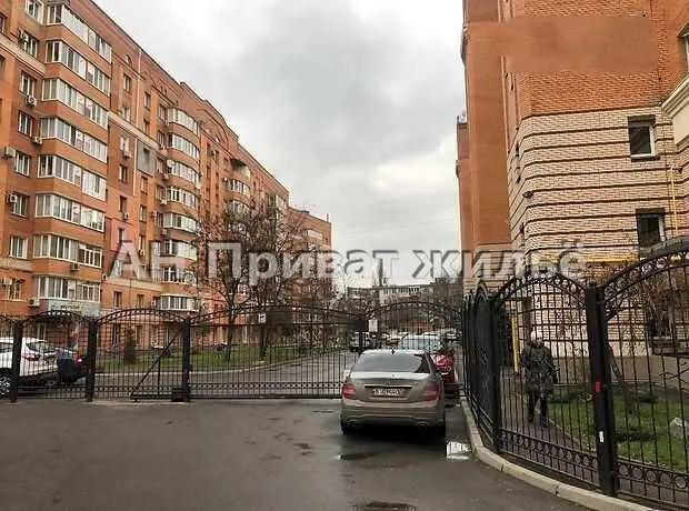 Простора квартира у центрі з терасою!