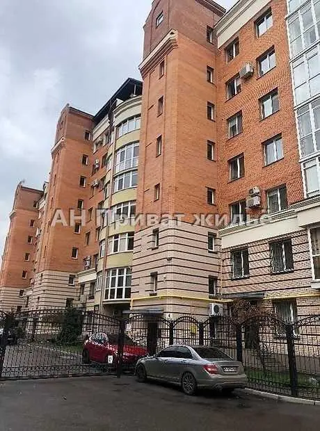 Простора квартира у центрі з терасою!