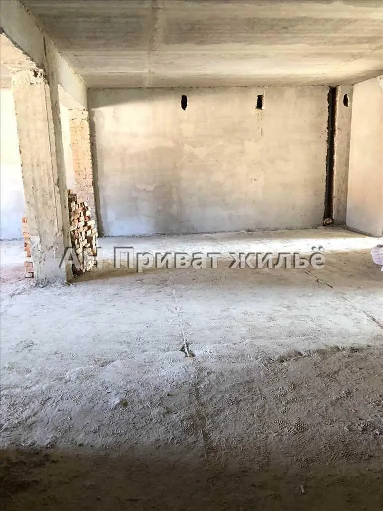 Простора квартира у центрі з терасою!