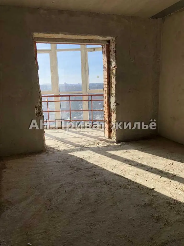 Простора квартира у центрі з терасою!